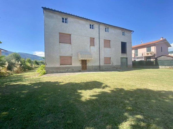 casa indipendente in vendita a Pescia in zona Veneri