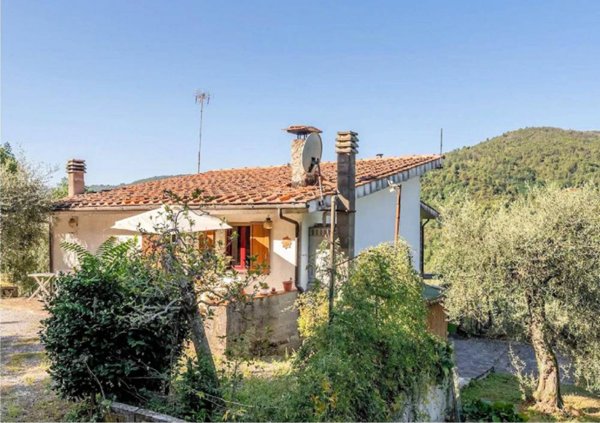 casa indipendente in vendita a Pescia