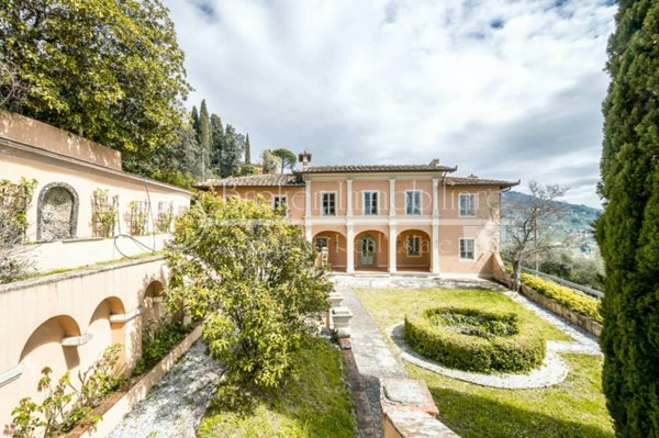 casa indipendente in vendita a Pescia