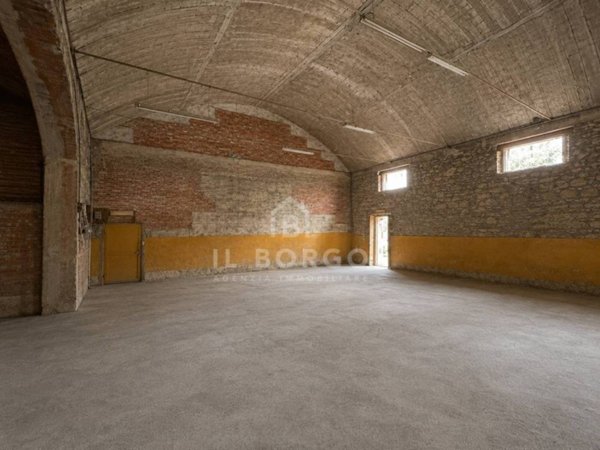 locale commerciale in vendita a Pescia in zona Collodi