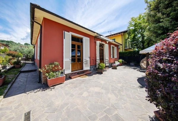 casa indipendente in vendita a Pescia in zona Collodi