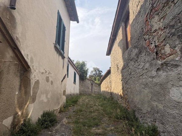 casa indipendente in vendita a Pescia