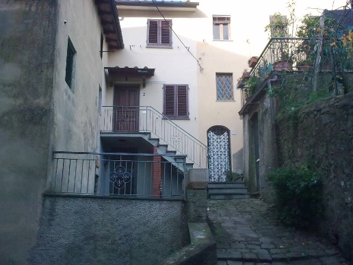 casa indipendente in vendita a Pescia in zona Fibbialla