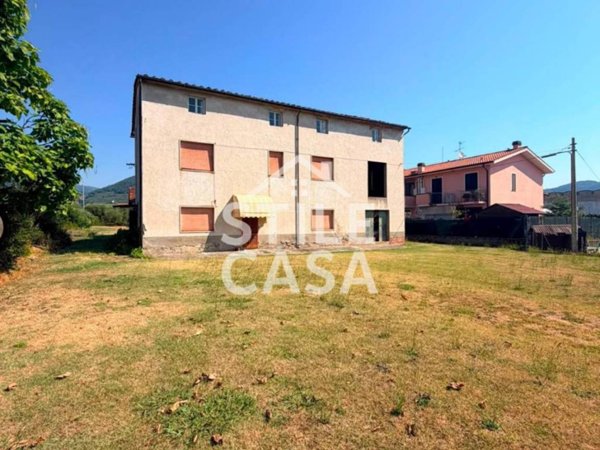casa indipendente in vendita a Pescia in zona Veneri