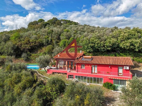 casa indipendente in vendita a Pescia in zona Castellare