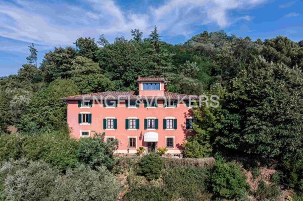casa indipendente in vendita a Pescia