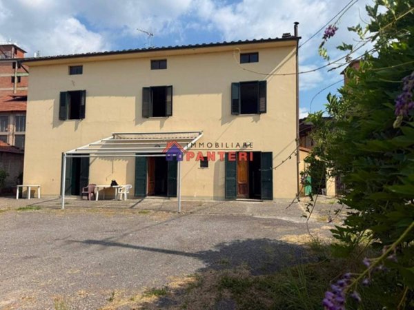 casa indipendente in vendita a Pescia in zona Castellare