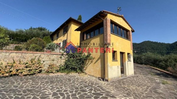 casa indipendente in vendita a Pescia
