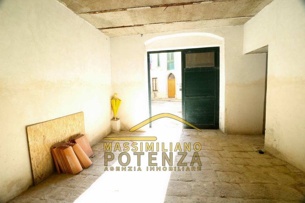 locale commerciale in vendita a Pescia