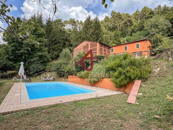 casa indipendente in vendita a Pescia in zona Castellare