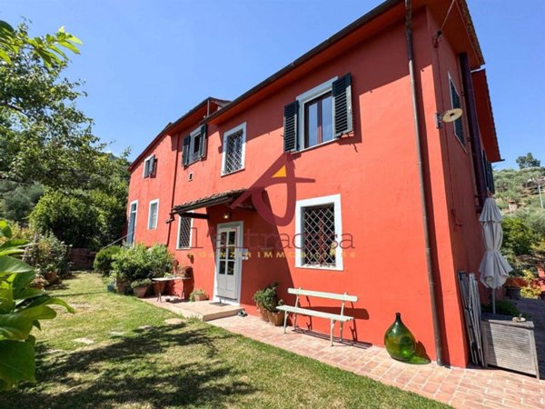 casa indipendente in vendita a Pescia in zona Castellare