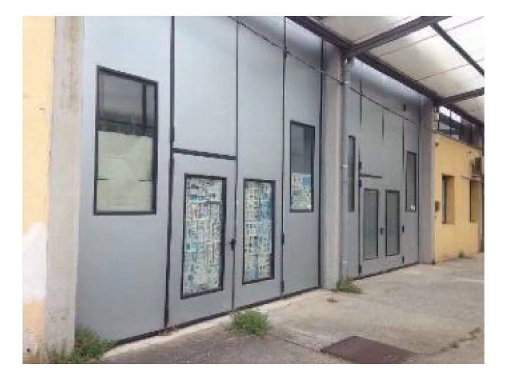 locale commerciale in vendita a Pescia in zona Castellare