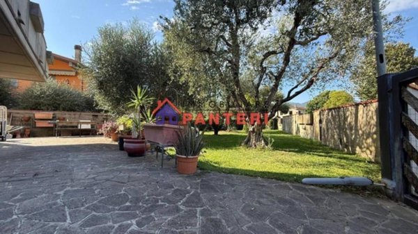 casa indipendente in vendita a Pescia in zona Zei