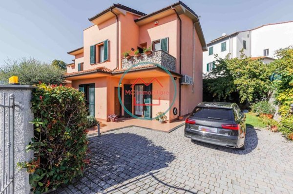 casa indipendente in vendita a Pescia in zona Castellare