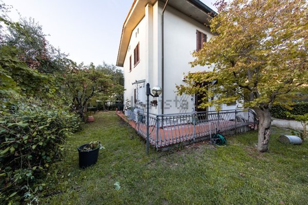 casa indipendente in vendita a Pescia in zona Castellare