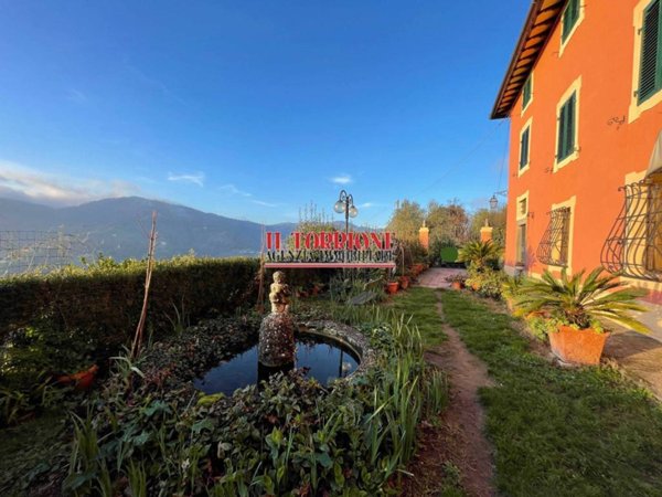 casa indipendente in vendita a Pescia