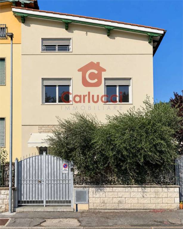 casa indipendente in vendita a Pescia
