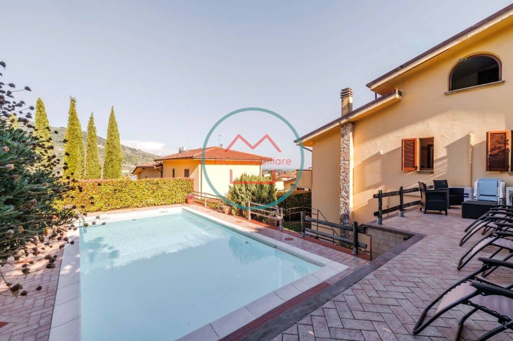 casa indipendente in vendita a Pescia in zona Castellare