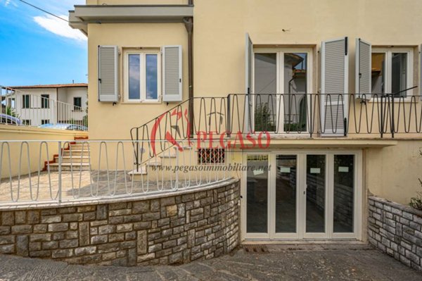 casa indipendente in vendita a Pescia in zona Castellare