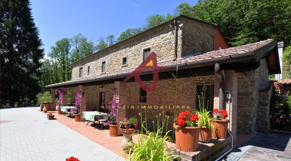 casa indipendente in vendita a Pescia in zona Castellare