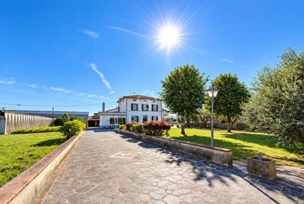 casa indipendente in vendita a Pescia in zona Zei