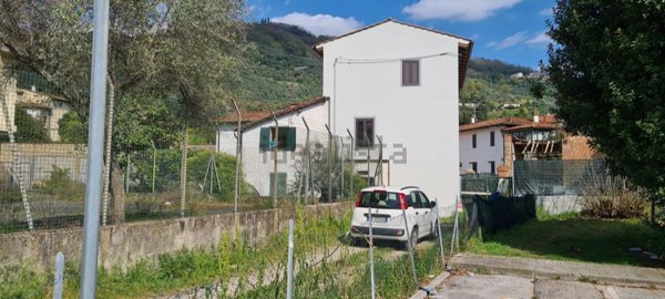 casa indipendente in vendita a Pescia