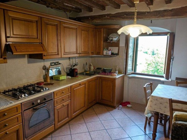 intera palazzina in vendita a Pescia in zona Castelvecchio