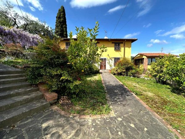 casa indipendente in vendita a Pescia