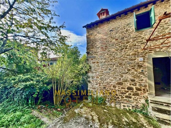 casa indipendente in vendita a Pescia in zona Sorana