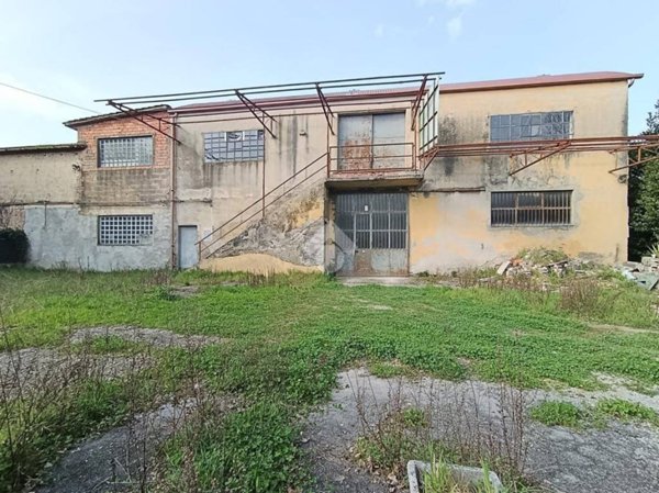 negozio in vendita a Pieve a Nievole in zona Poggetto