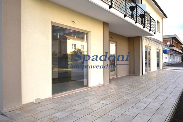 negozio in vendita a Pieve a Nievole in zona Poggetto