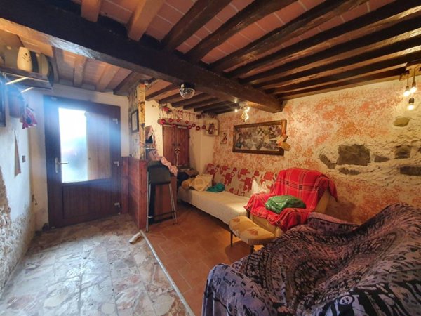 casa indipendente in vendita a Pistoia in zona Cireglio