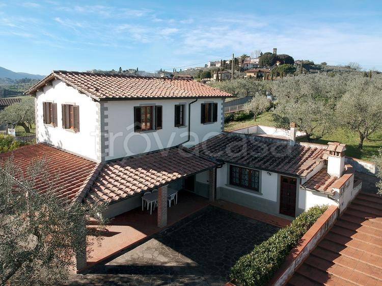 casa indipendente in vendita a Pistoia in zona Bottegone