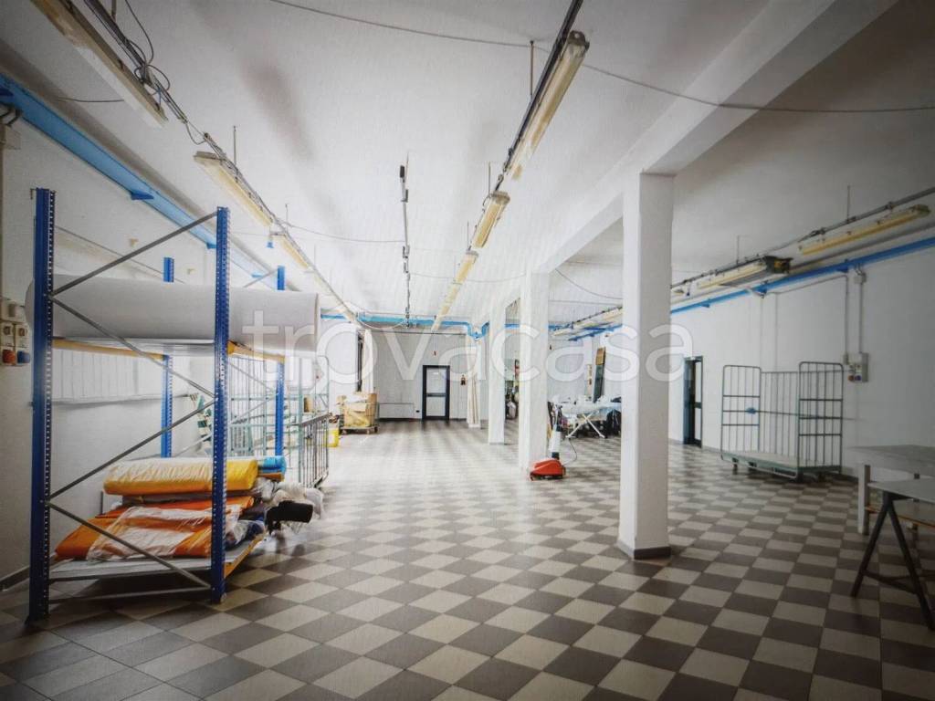 locale commerciale in vendita a Pistoia in zona Bottegone