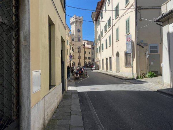 negozio in vendita a Pistoia in zona Centro Città
