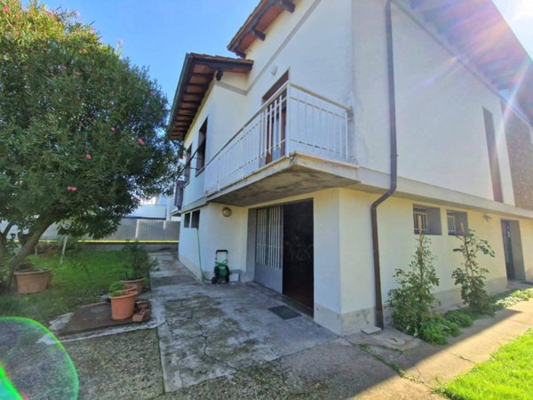 casa indipendente in vendita a Pistoia in zona Bottegone