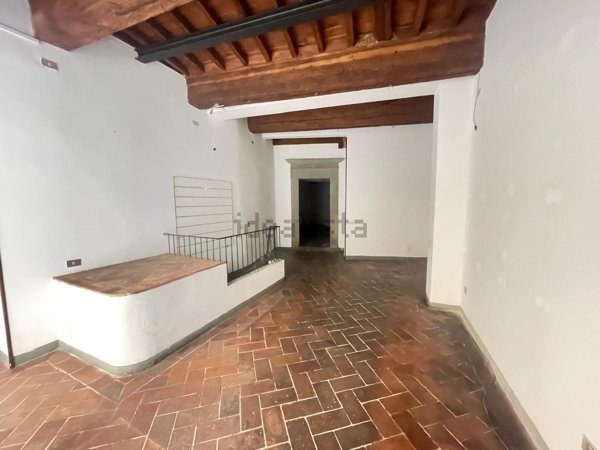locale commerciale in vendita a Pistoia