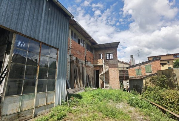capannone in vendita a Pistoia in zona Pontelungo
