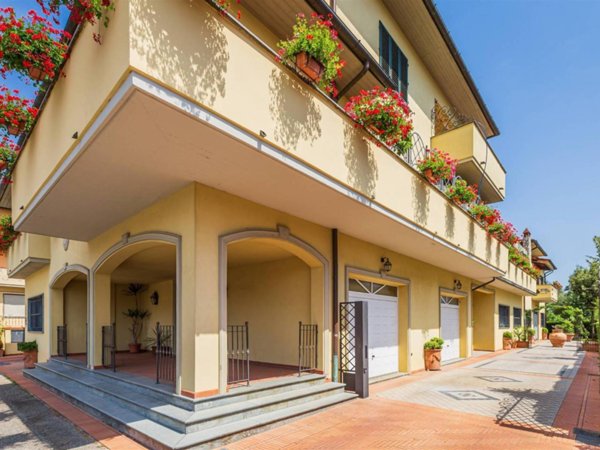 villa in vendita a Pistoia in zona Bottegone