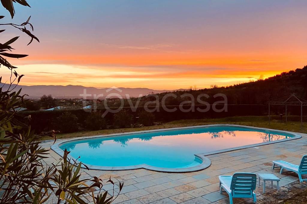 casa indipendente in vendita a Pistoia in zona Centro Città