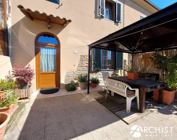 casa indipendente in vendita a Pistoia in zona Spazzavento