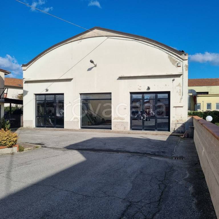 locale commerciale in vendita a Pistoia in zona Bottegone