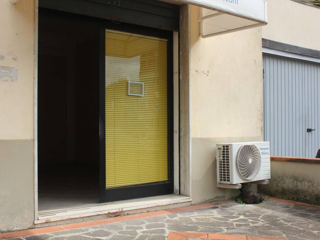 negozio in vendita a Pistoia in zona Stadio