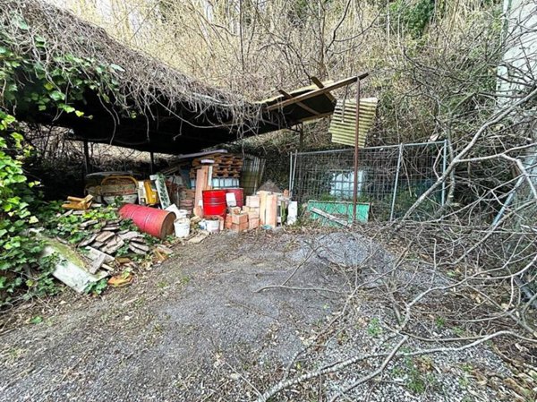 casa indipendente in vendita a Pistoia in zona Cireglio