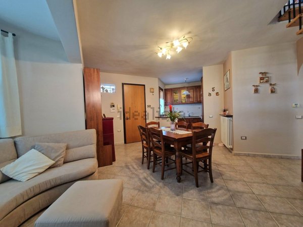casa indipendente in vendita a Pistoia in zona Bottegone