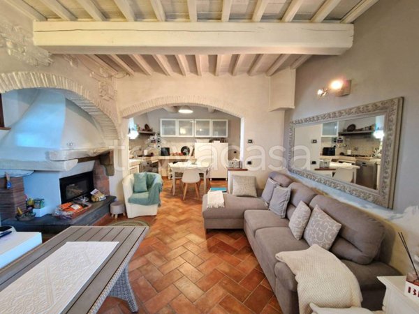 casa indipendente in vendita a Pistoia in zona Bottegone