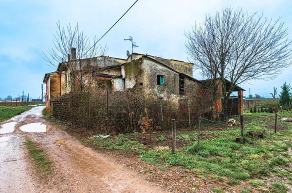 casa indipendente in vendita a Pistoia in zona Spazzavento