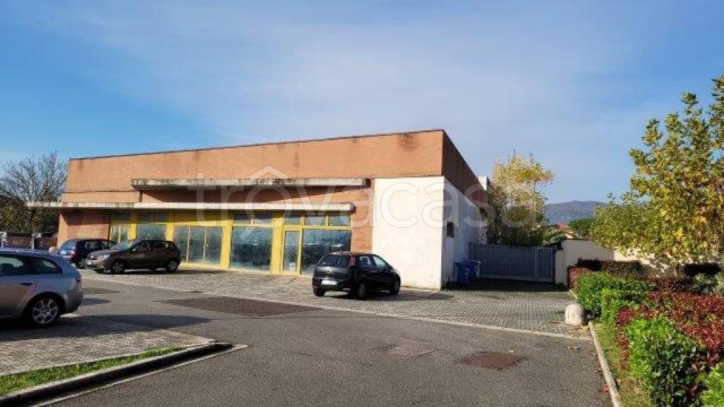 locale commerciale in vendita a Pistoia in zona Centro Città