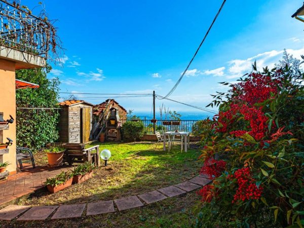 casa indipendente in vendita a Pistoia in zona Campiglio