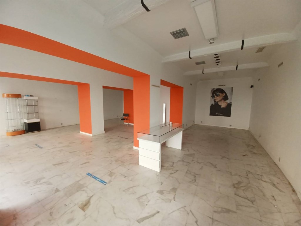 negozio in vendita a Pistoia in zona Centro Città